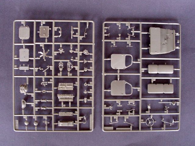 Trumpeter 01002 1/35 Chinese Jiefang CA-30 military truck