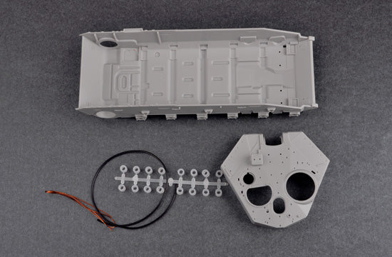 Trumpeter Russian T-90SA Main Battle Tank with Welded Turret Model Kit (1/35 Scale)