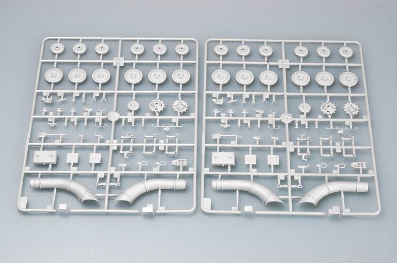 Trumpeter PT-76 Amphibious Tank Model 1951  (1/35 Scale)