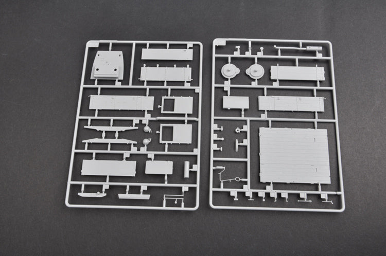 Trumpeter  Soviet Komintern Artillery Tractor Model Kit (1/35 scale Armored vehicle )